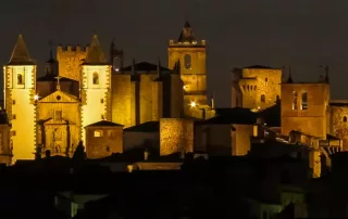 Por qué Cáceres es el mejor destino para una escapada navideña en España 3 Caceres-by-night
